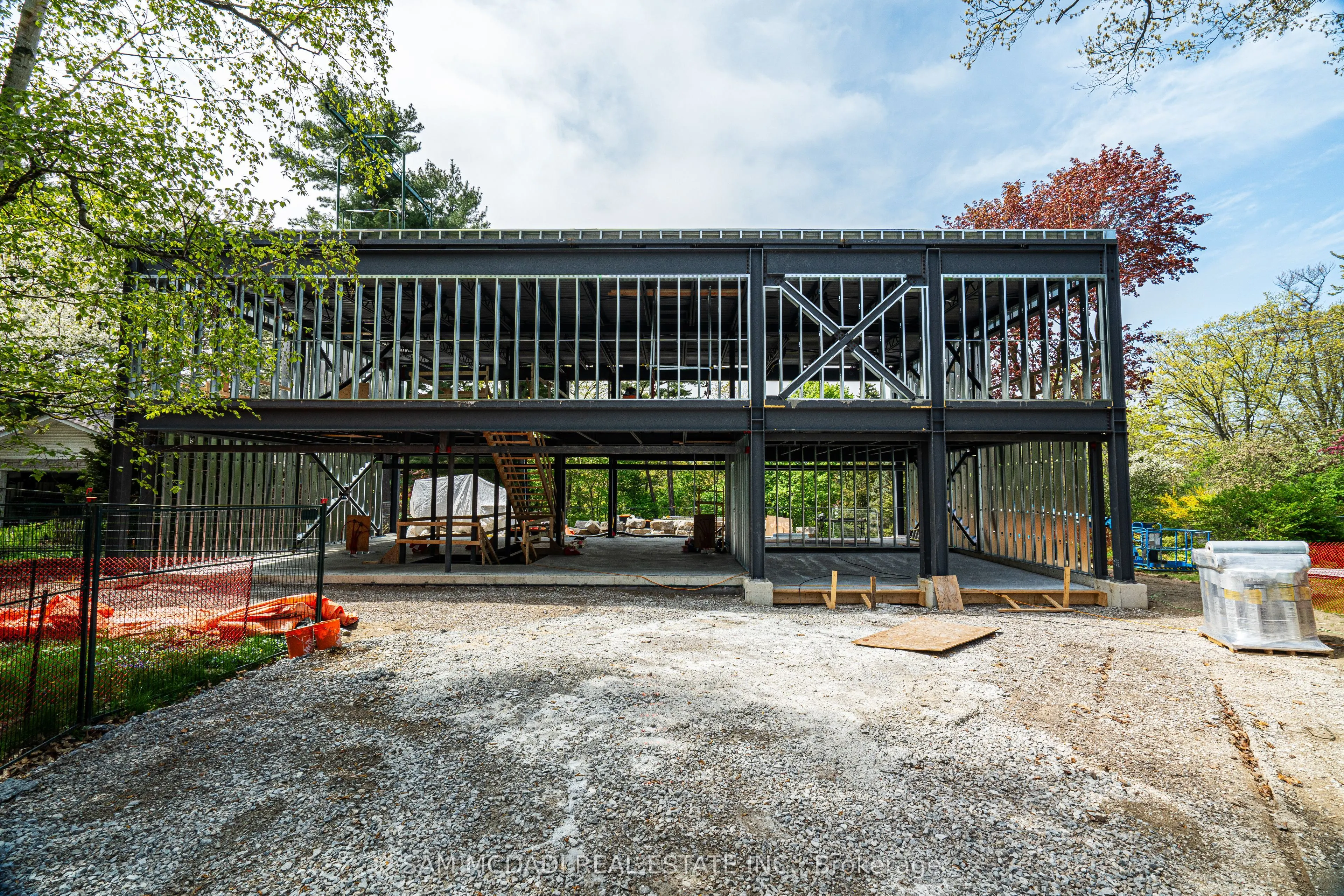 1470 Pinetree Crescent