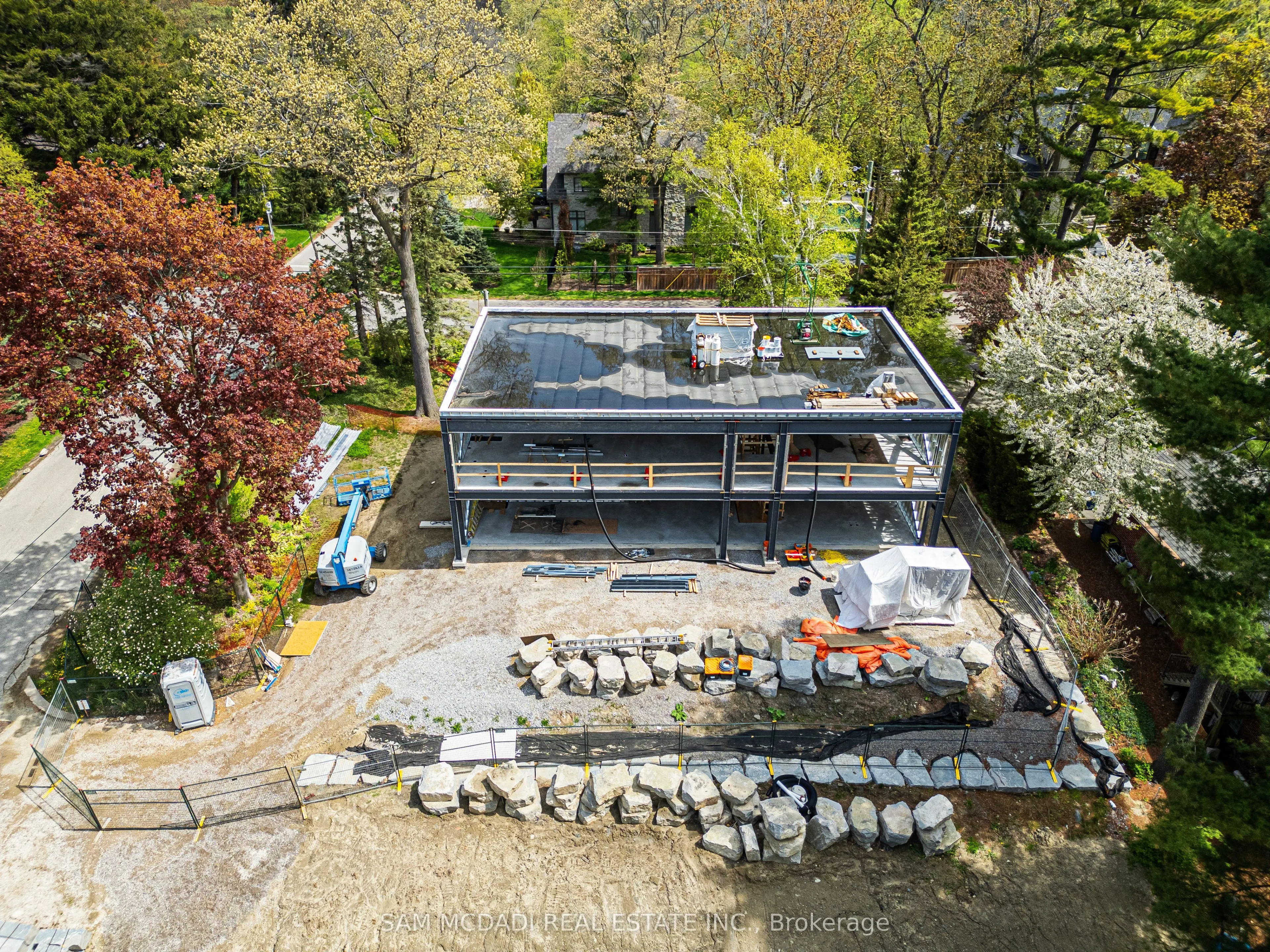 1470 Pinetree Crescent