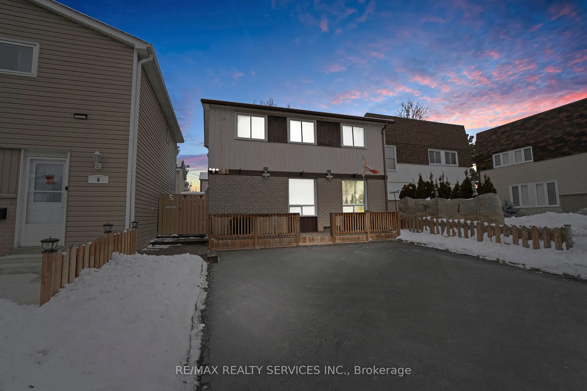 5 Hawkins Court