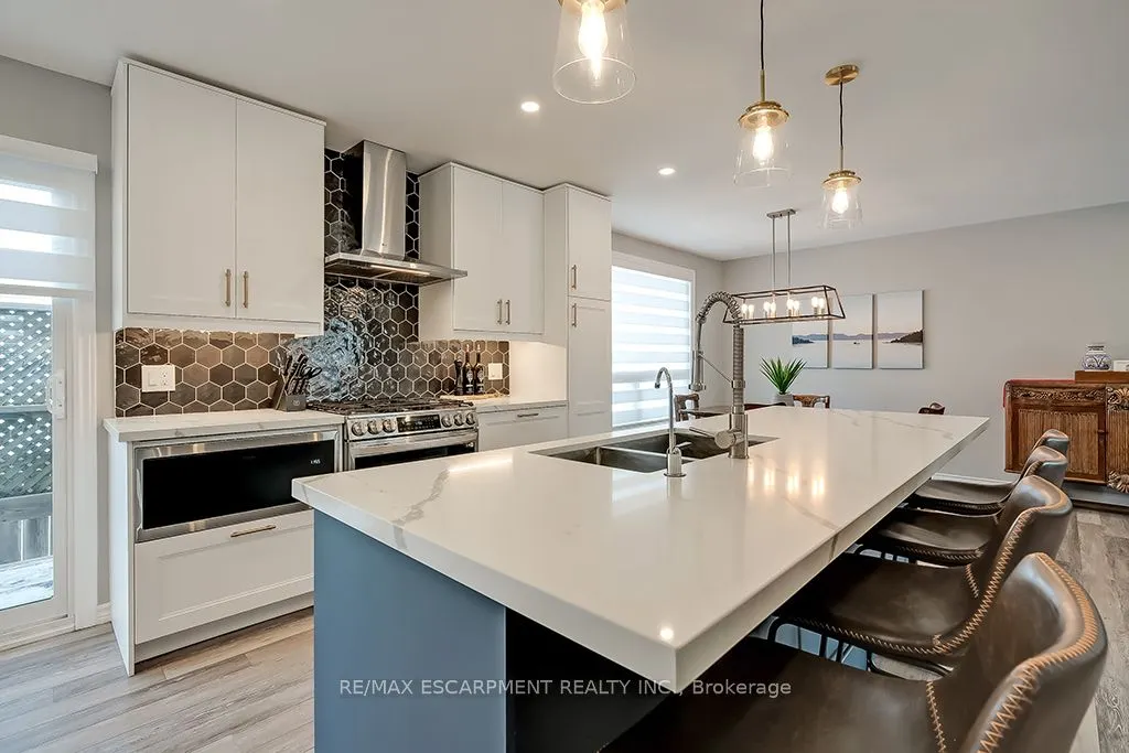 693 Inverary Road