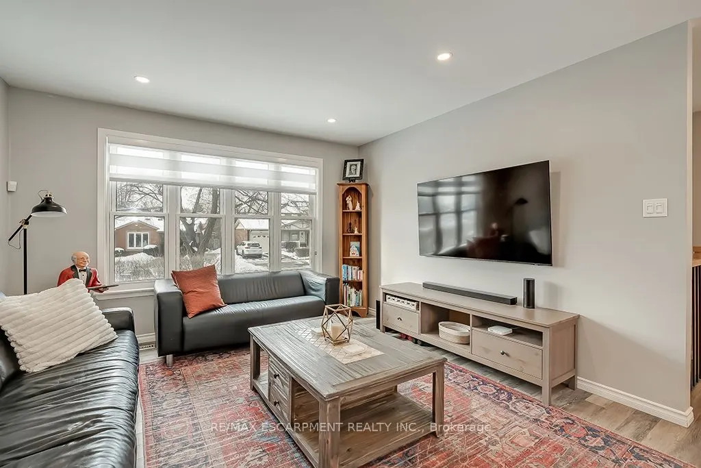693 Inverary Road