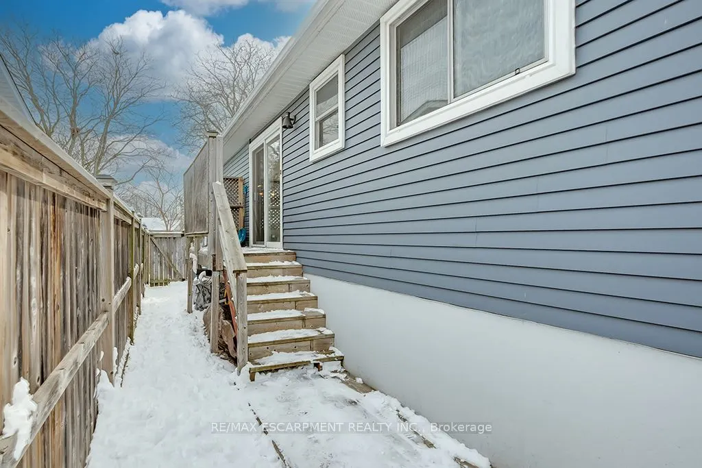 693 Inverary Road