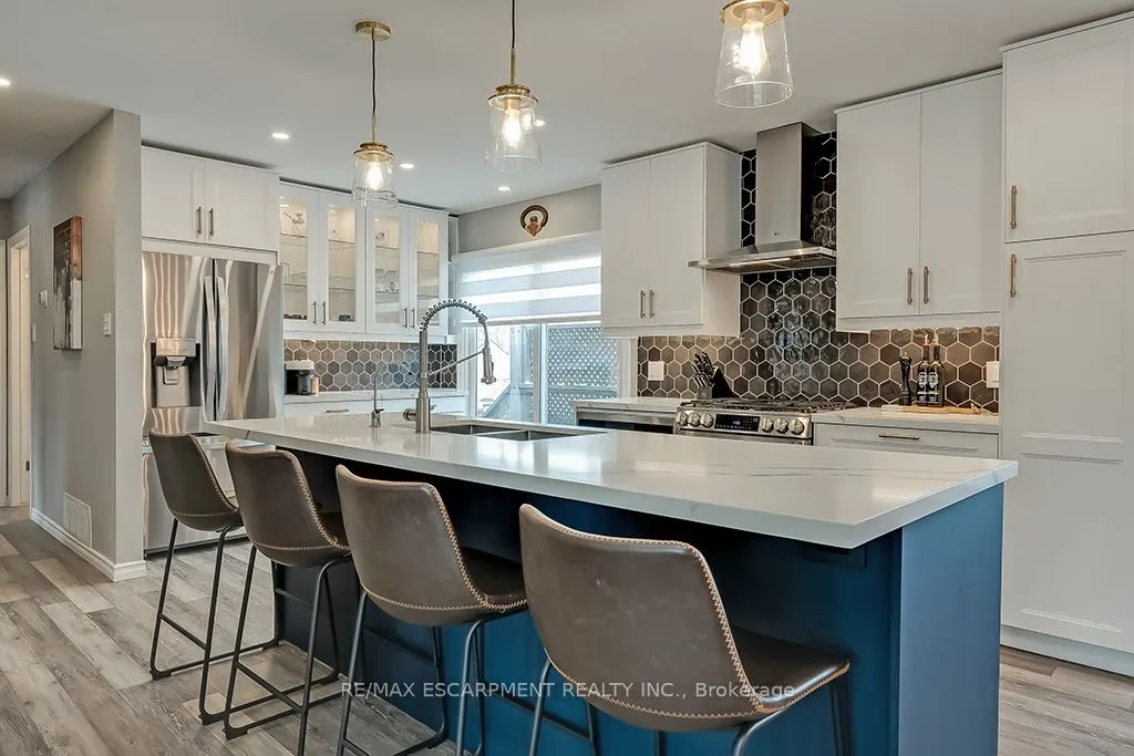 693 Inverary Road