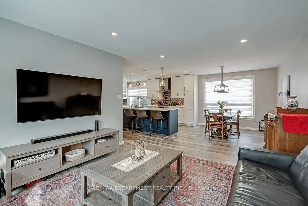 693 Inverary Road