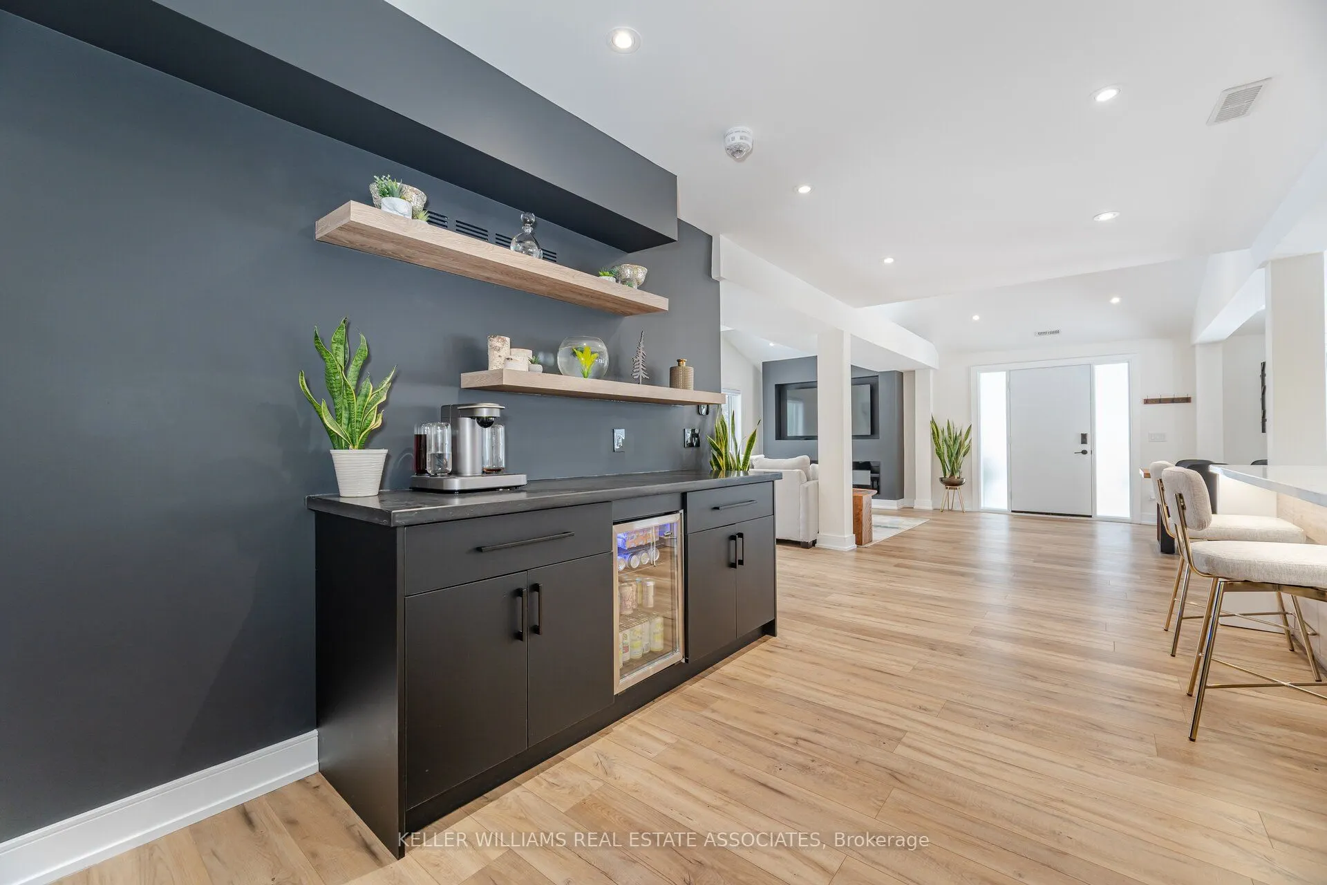 57 King Street S