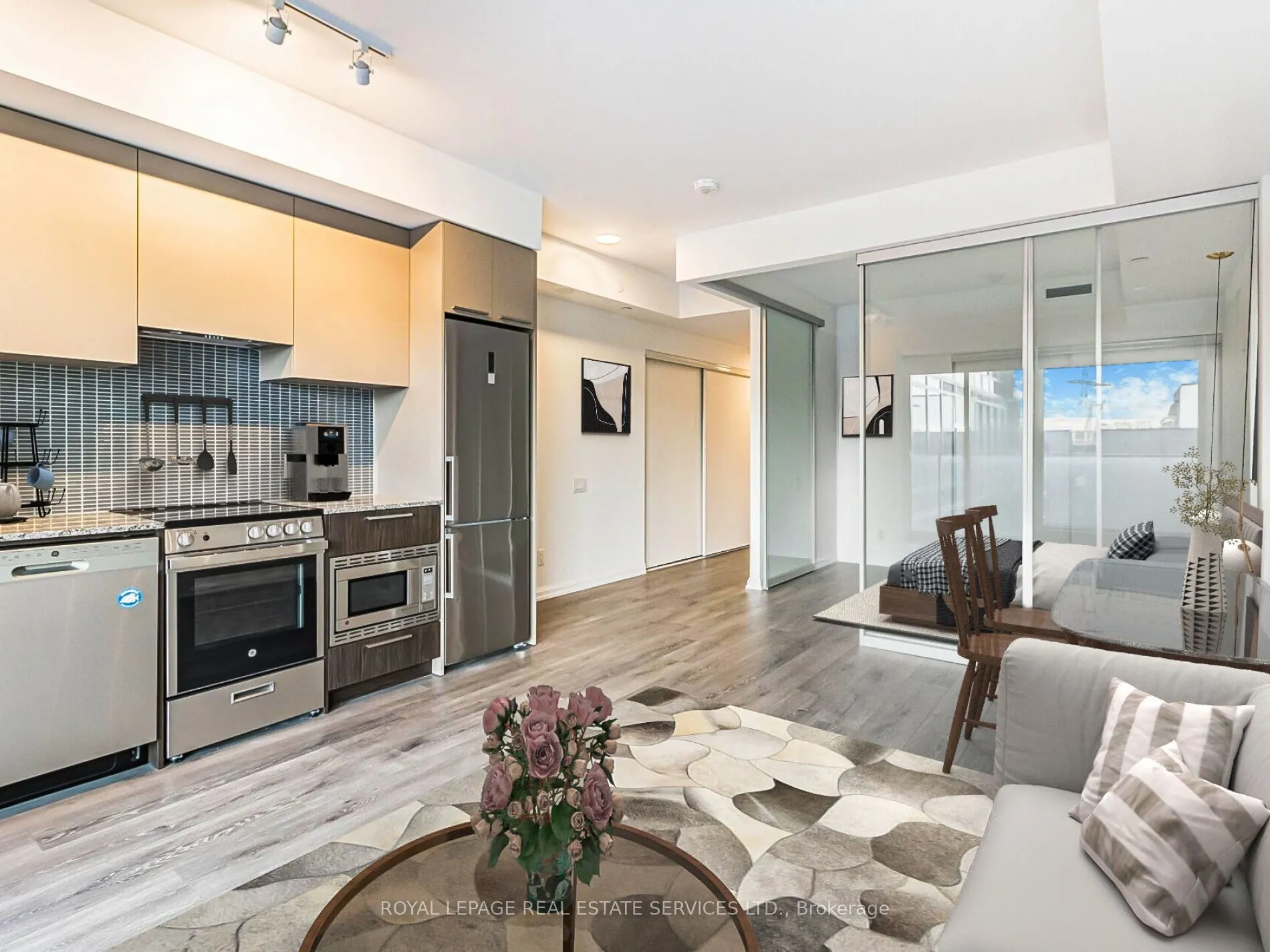 4208 Dundas Street W, #323