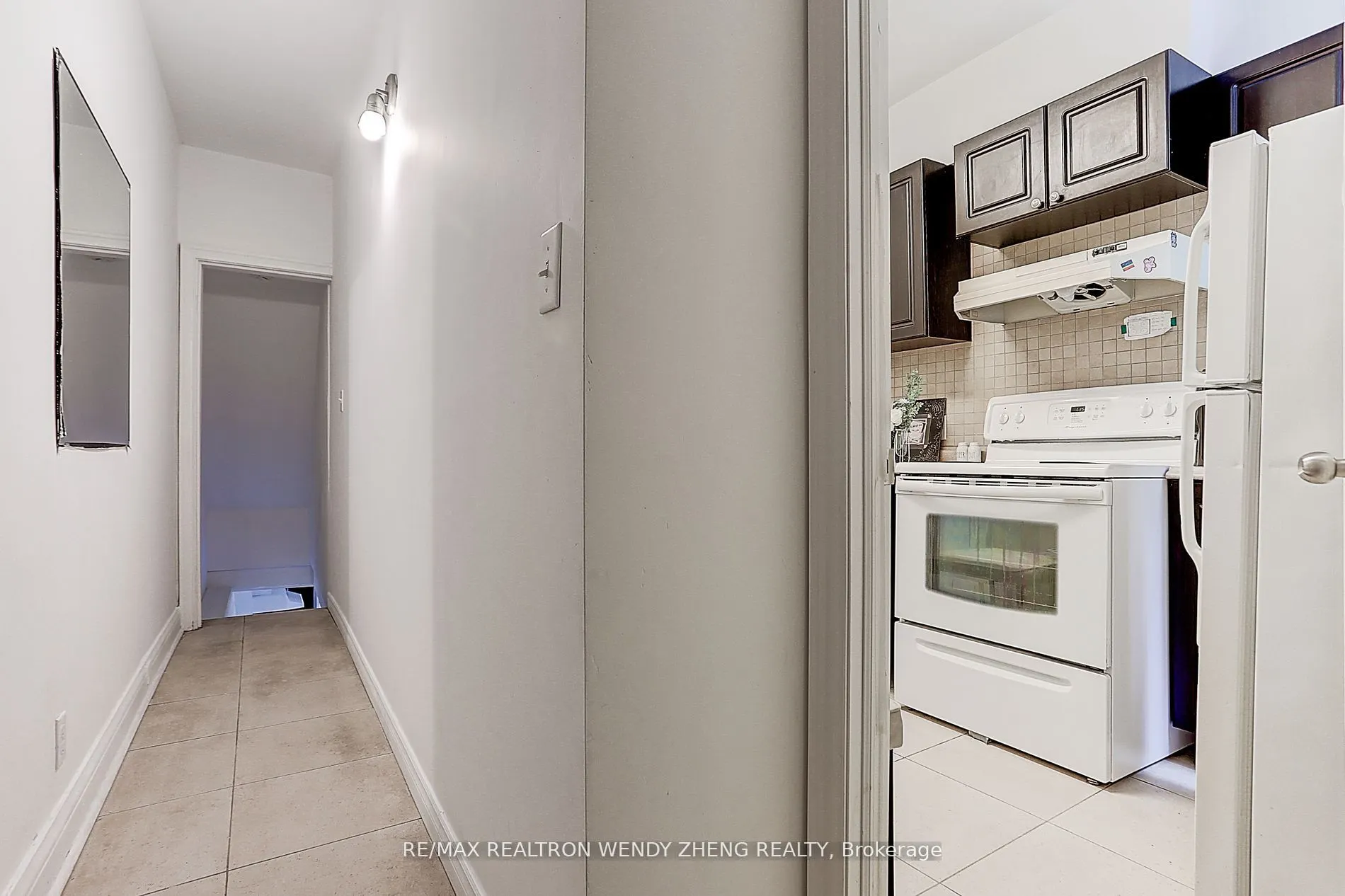 2179 Dundas Street W