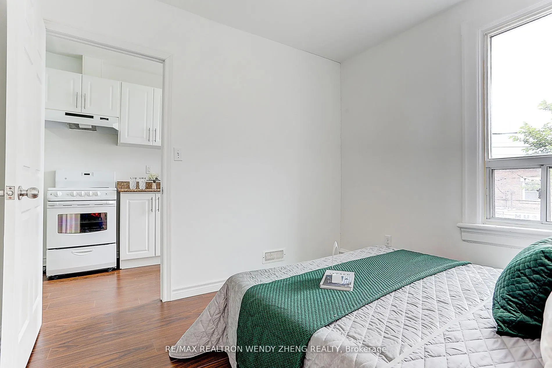 2179 Dundas Street W