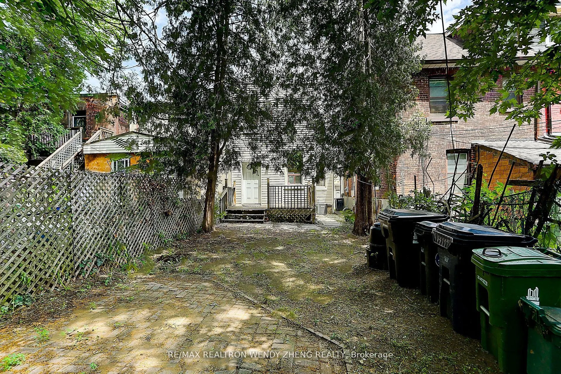 2179 Dundas Street W