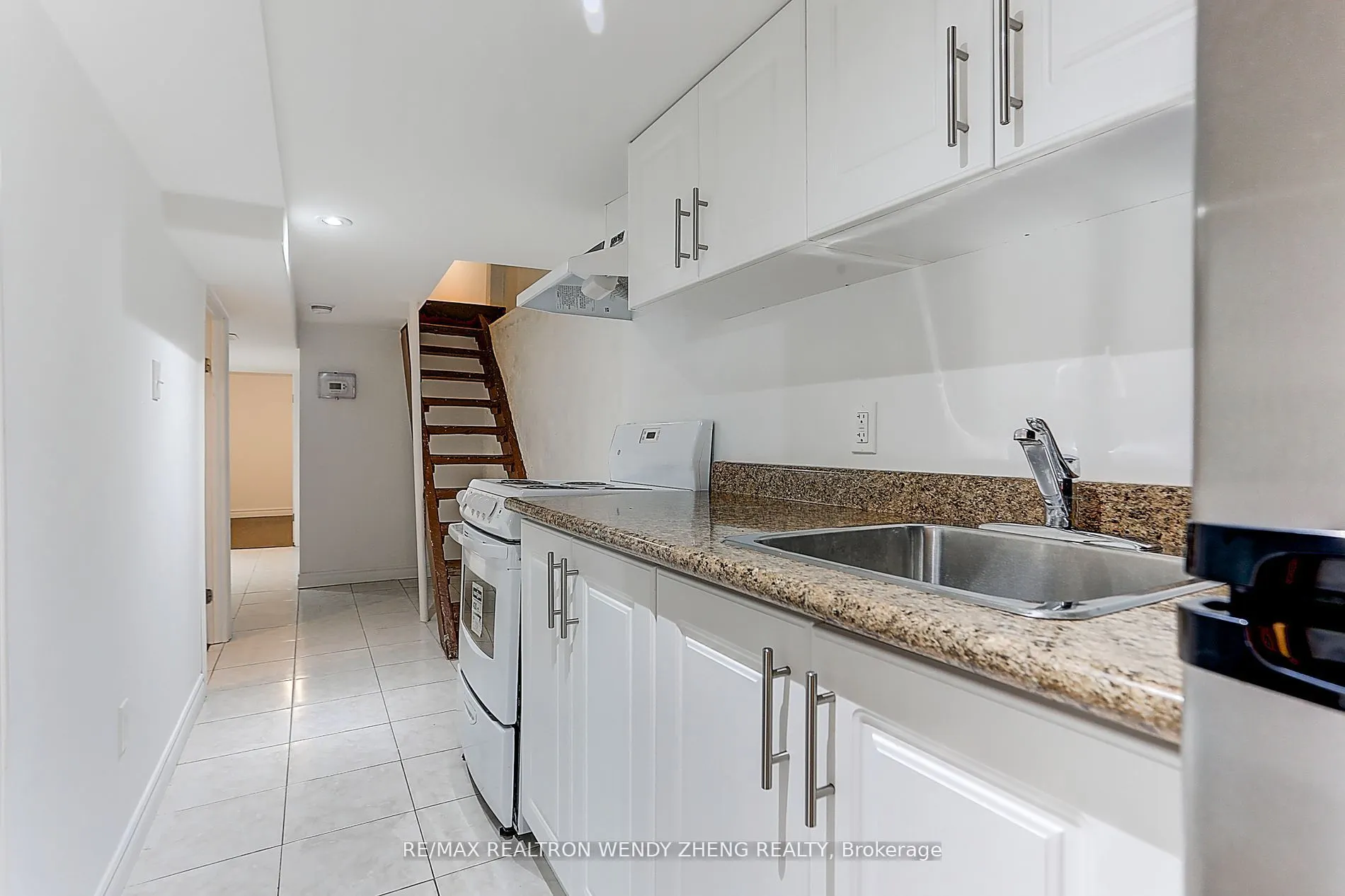 2179 Dundas Street W