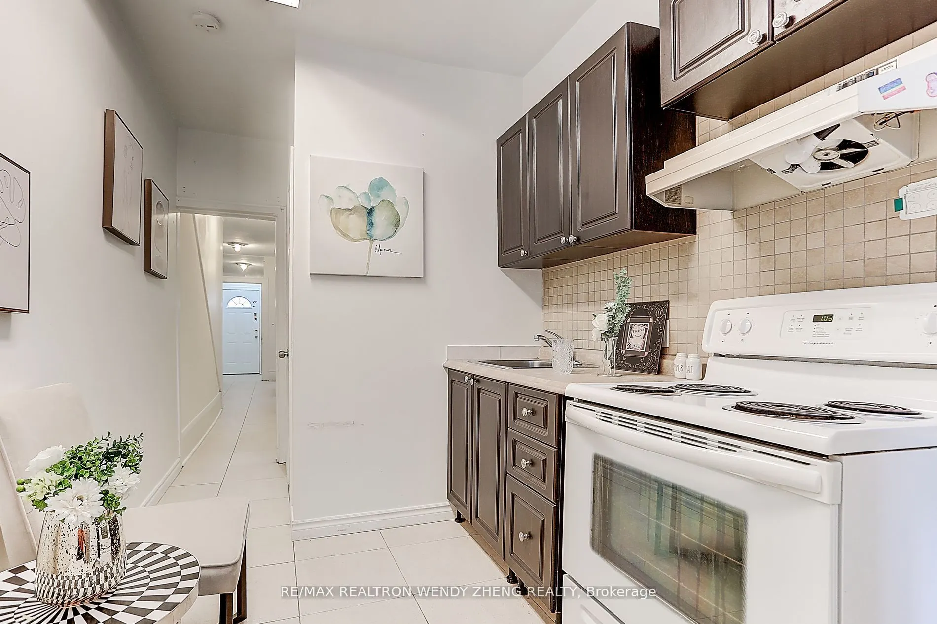 2179 Dundas Street W