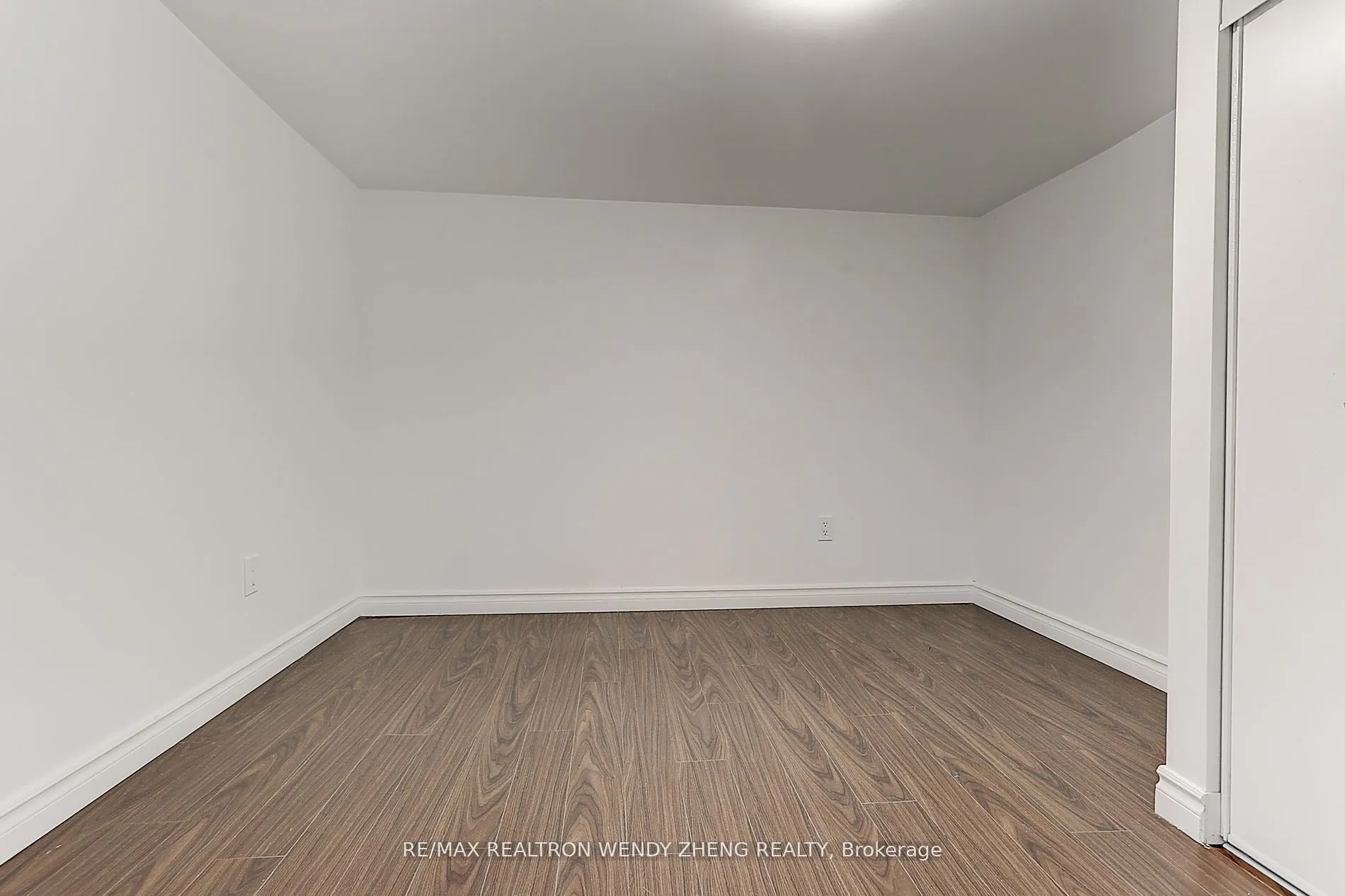 2179 Dundas Street W