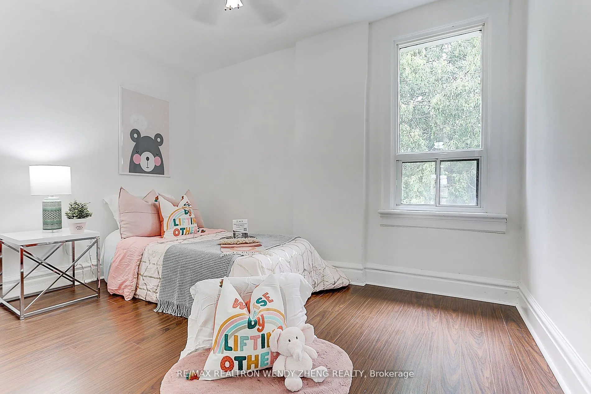 2179 Dundas Street W