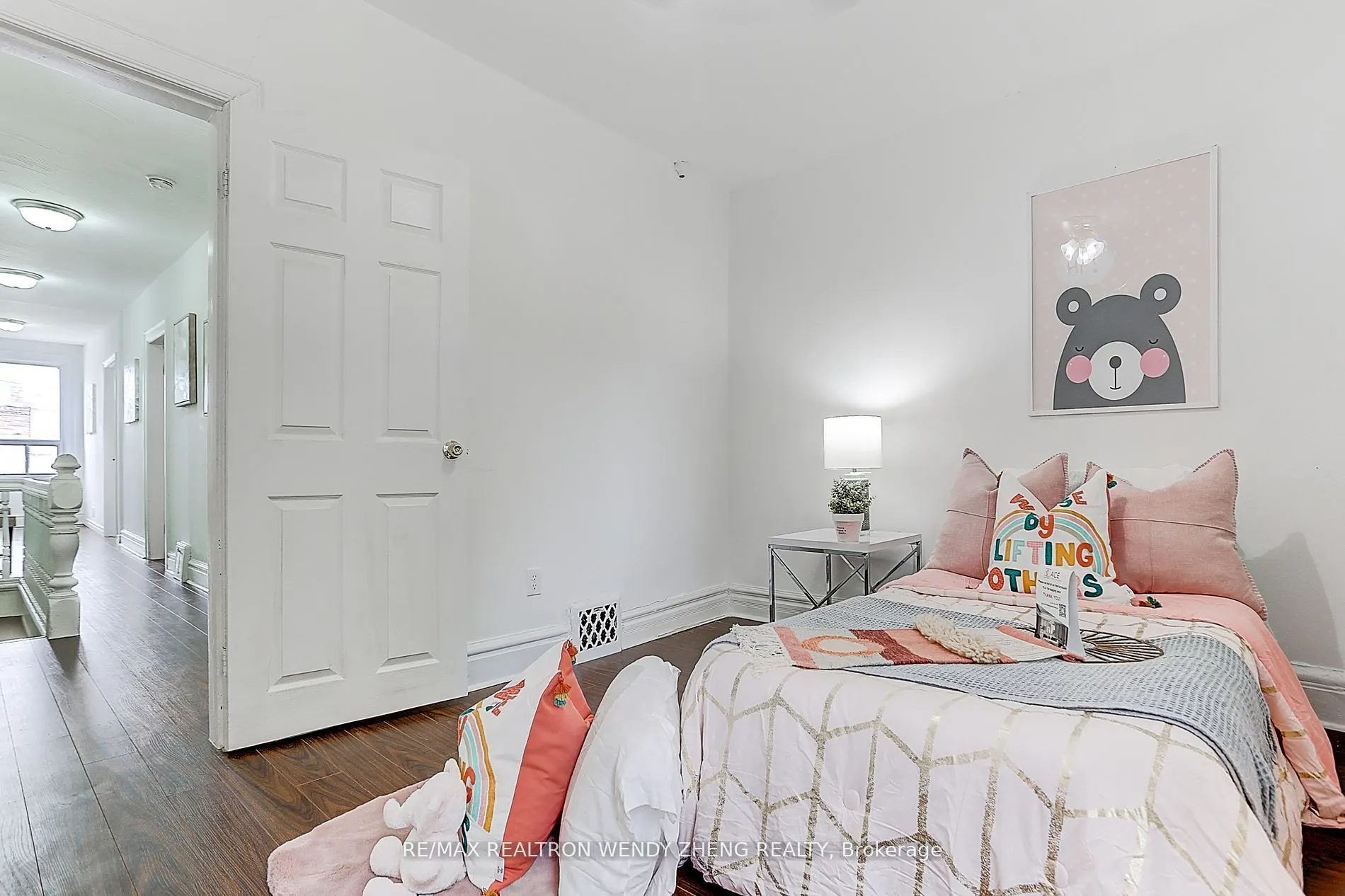 2179 Dundas Street W