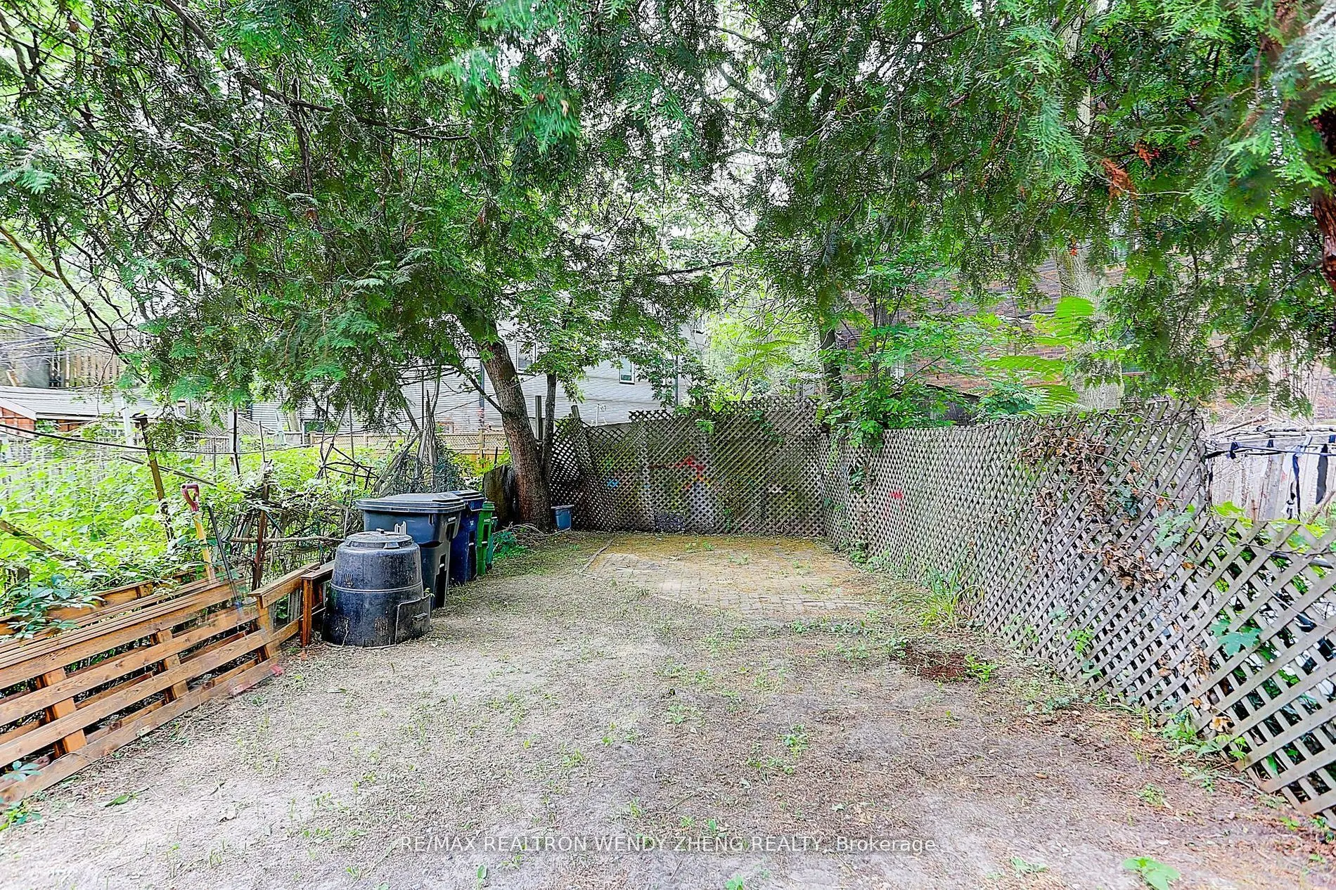 2179 Dundas Street W