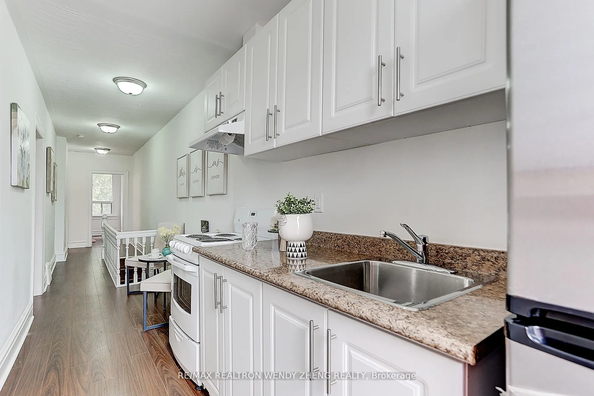 2179 Dundas Street W