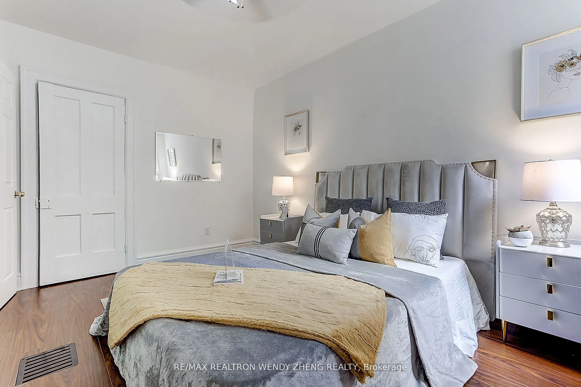 2179 Dundas Street W