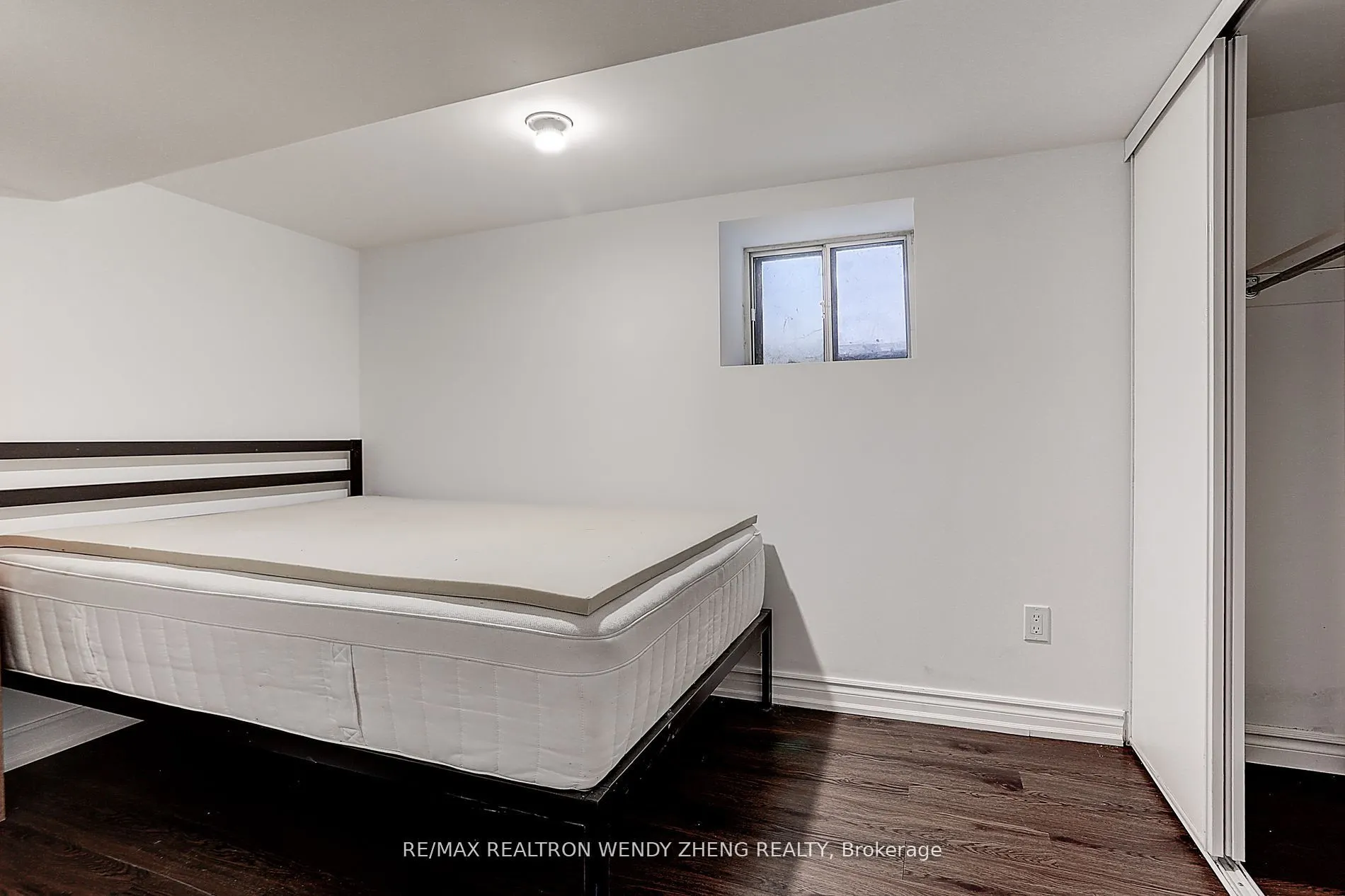 2179 Dundas Street W