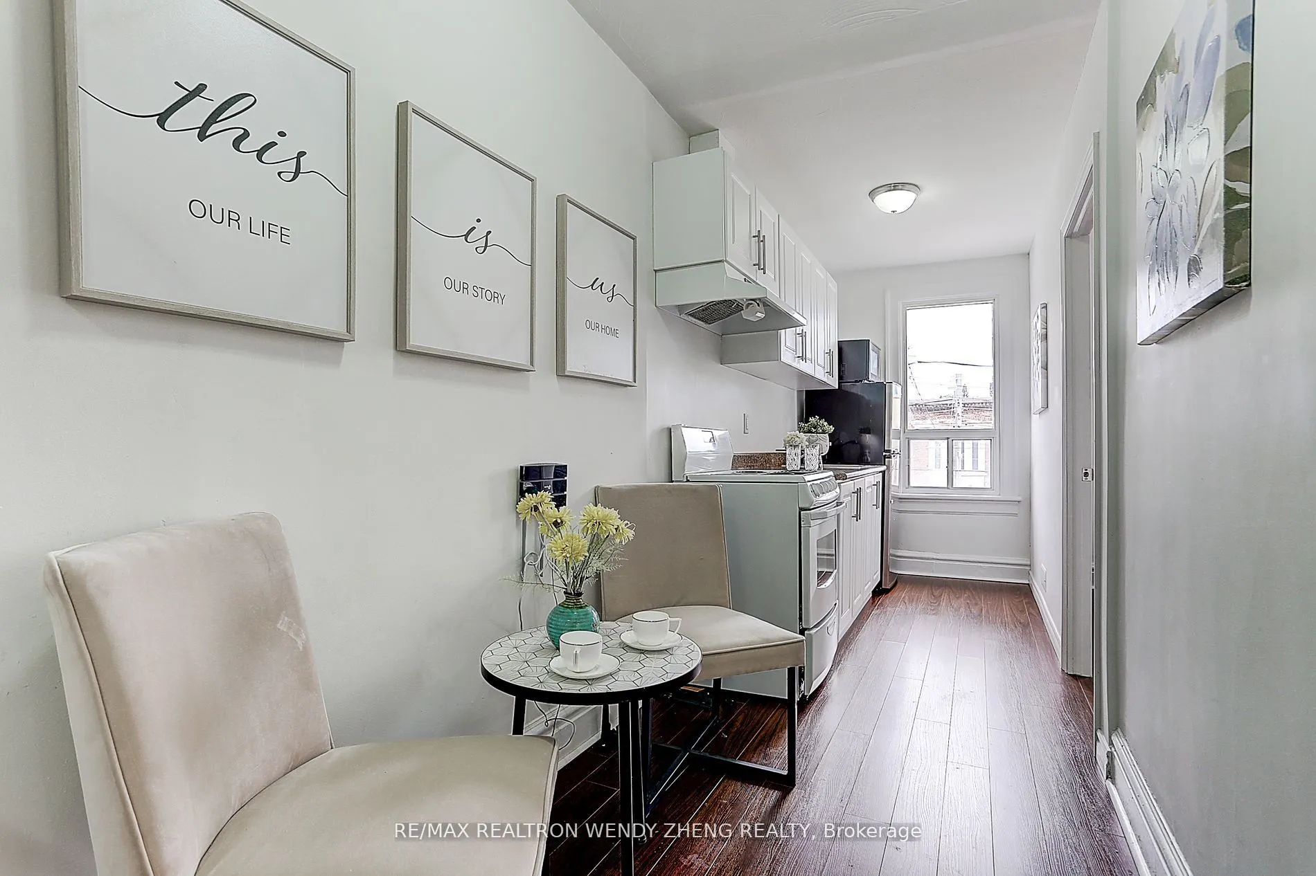 2179 Dundas Street W