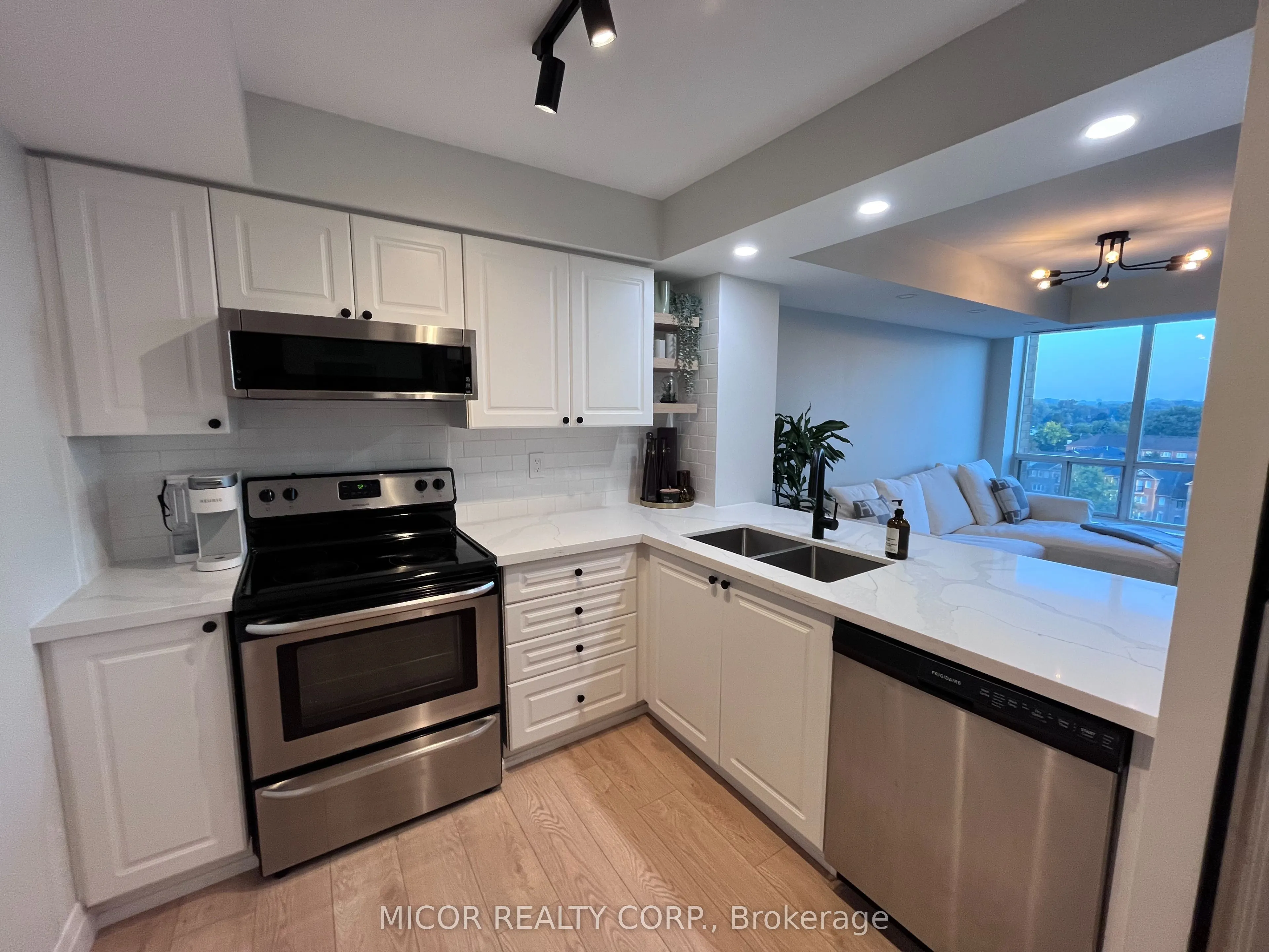 190 Manitoba Street, #1002