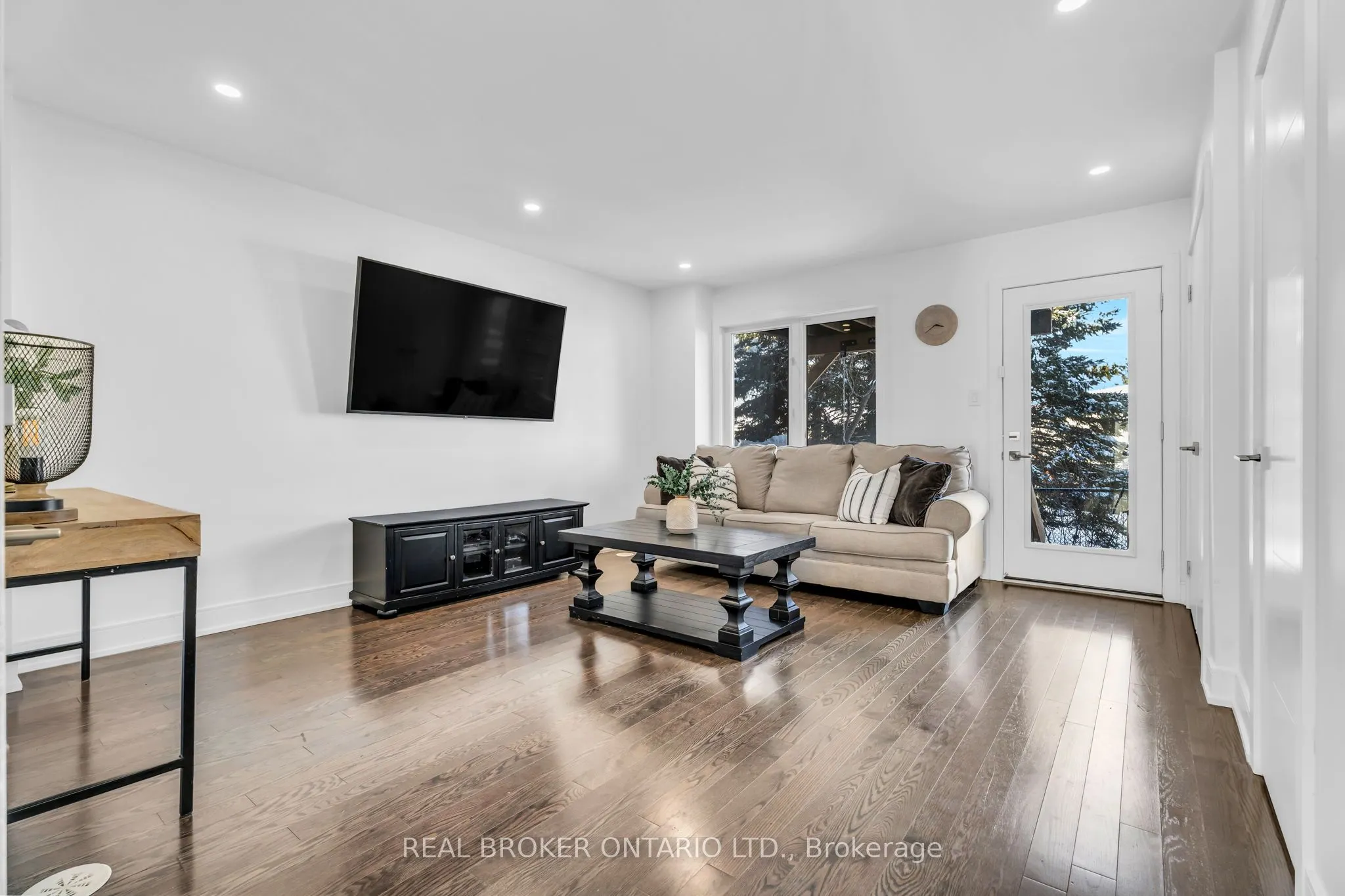 8 Whitehorn Lane