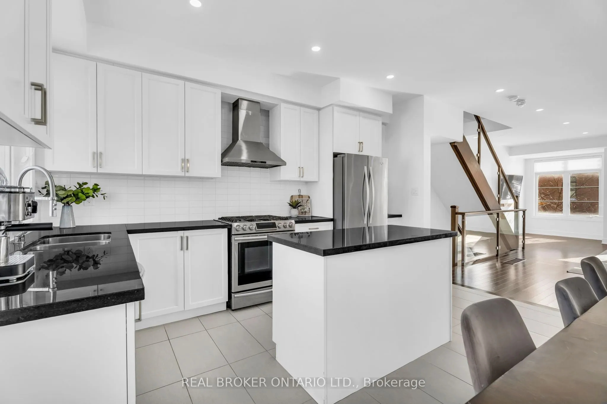 8 Whitehorn Lane
