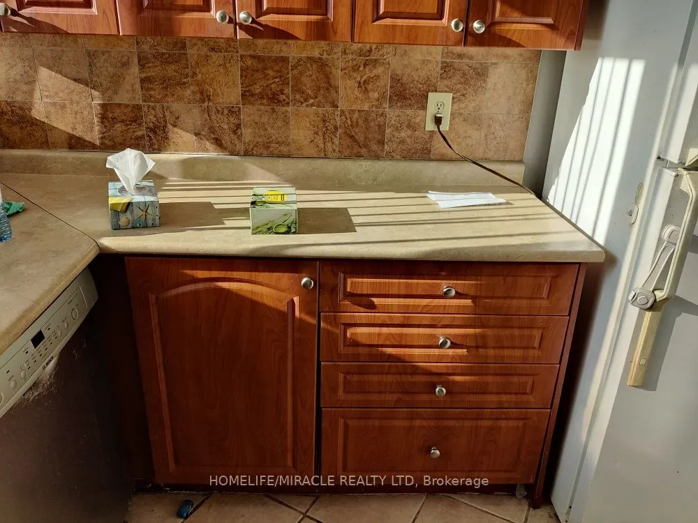 3700 Kaneff Crescent, #1602