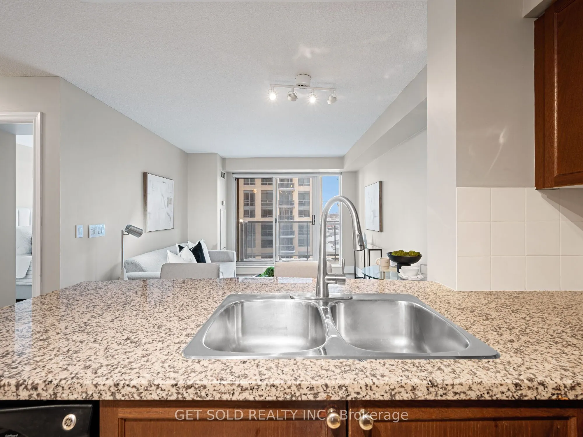 5 Michael Power Place, #906