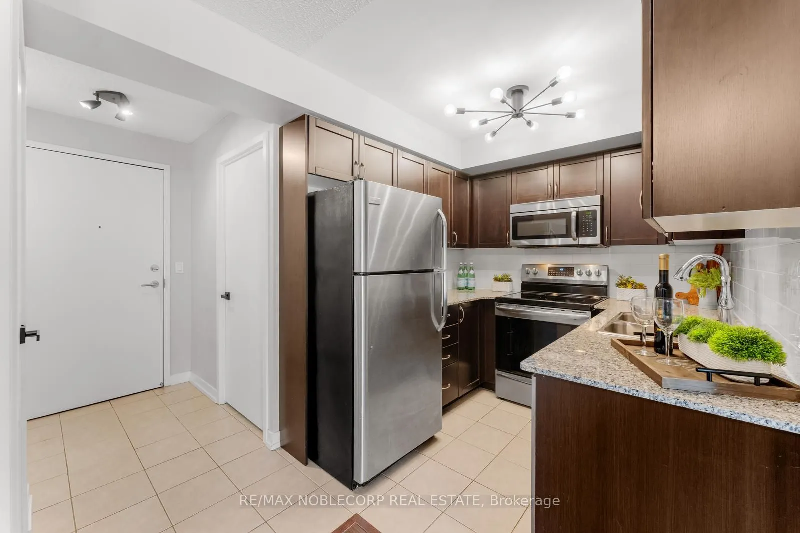 812 Lansdowne Avenue, #113