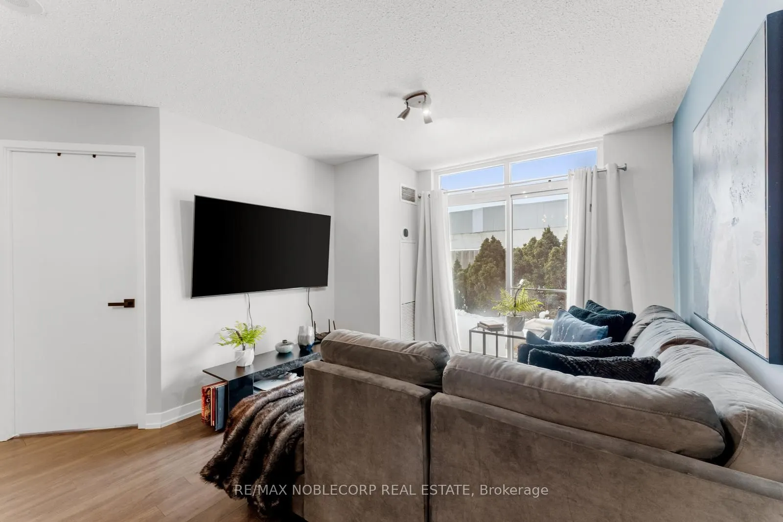 812 Lansdowne Avenue, #113