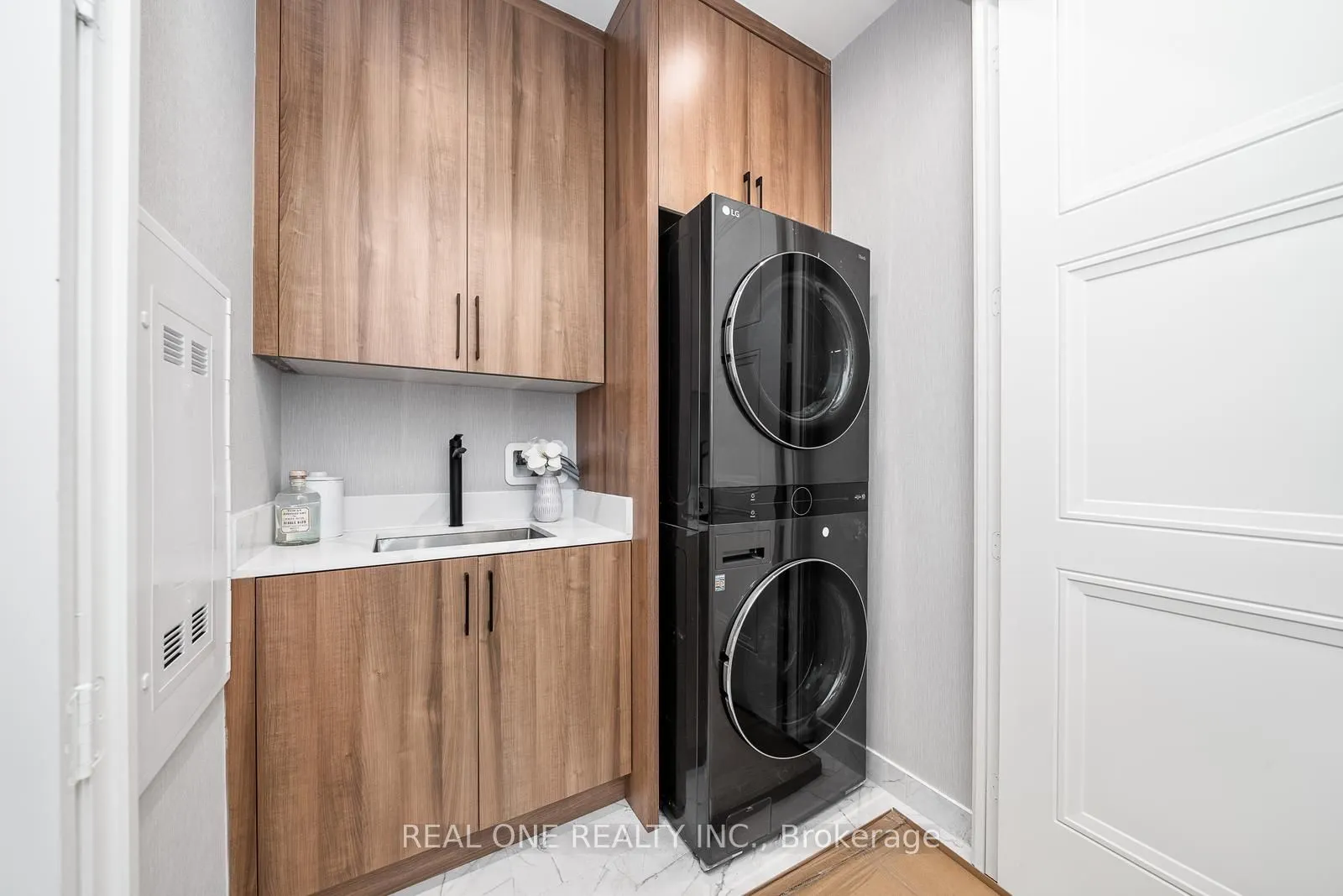 509 Dundas Street W, #814