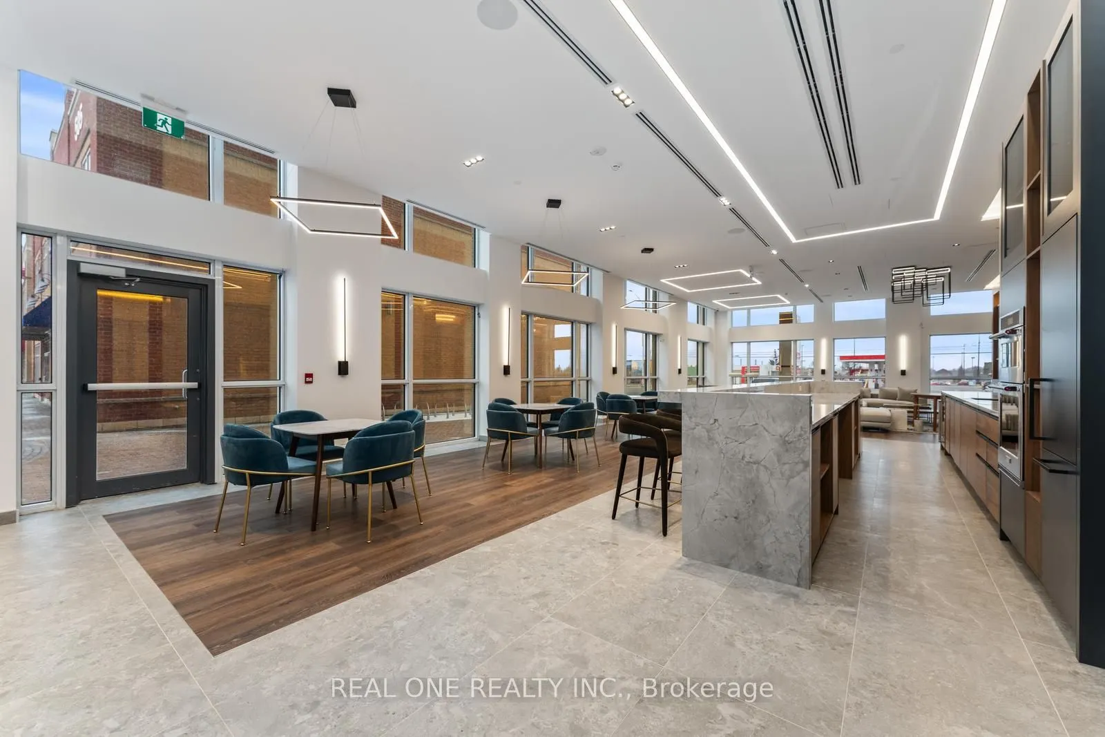 509 Dundas Street W, #814