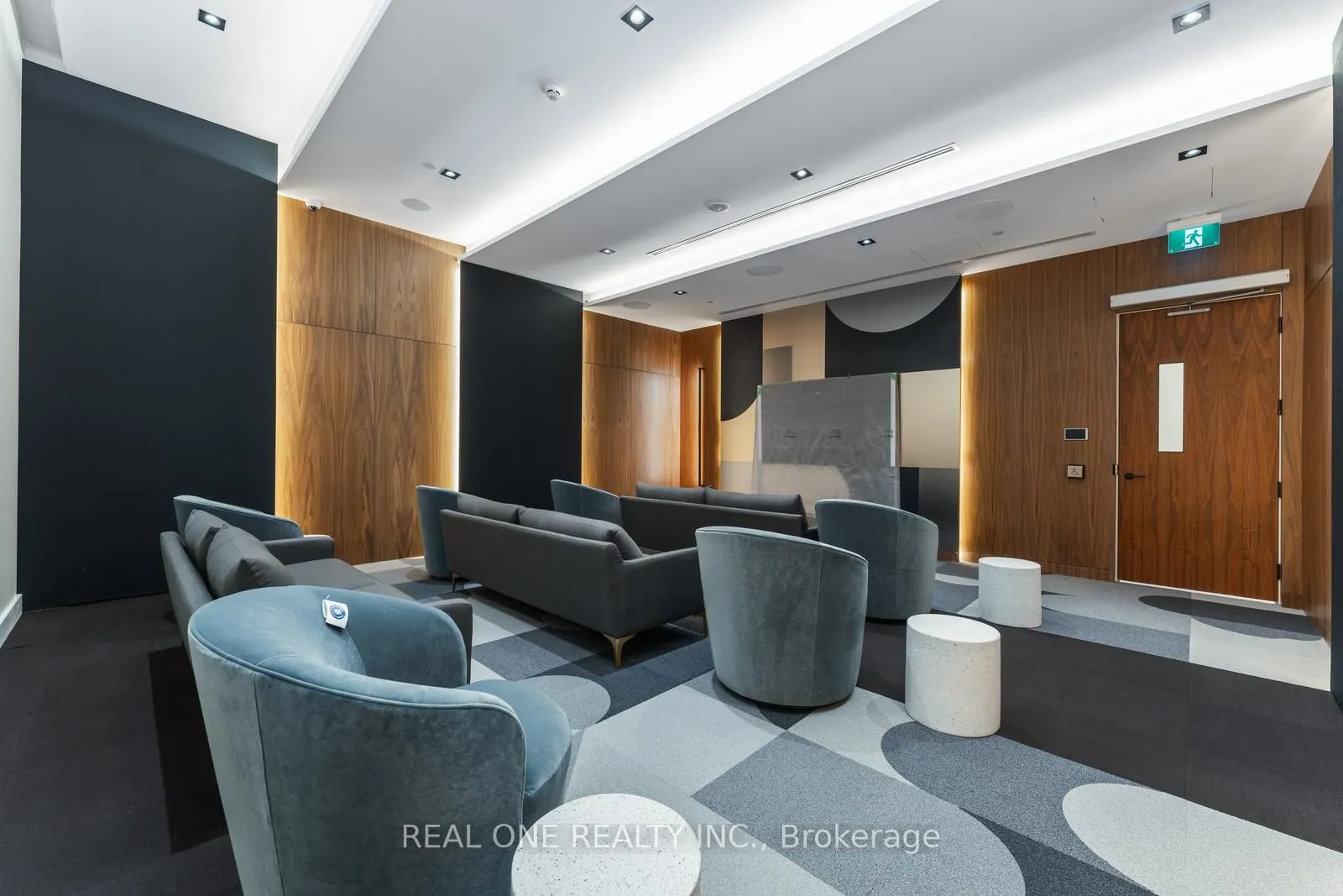 509 Dundas Street W, #814