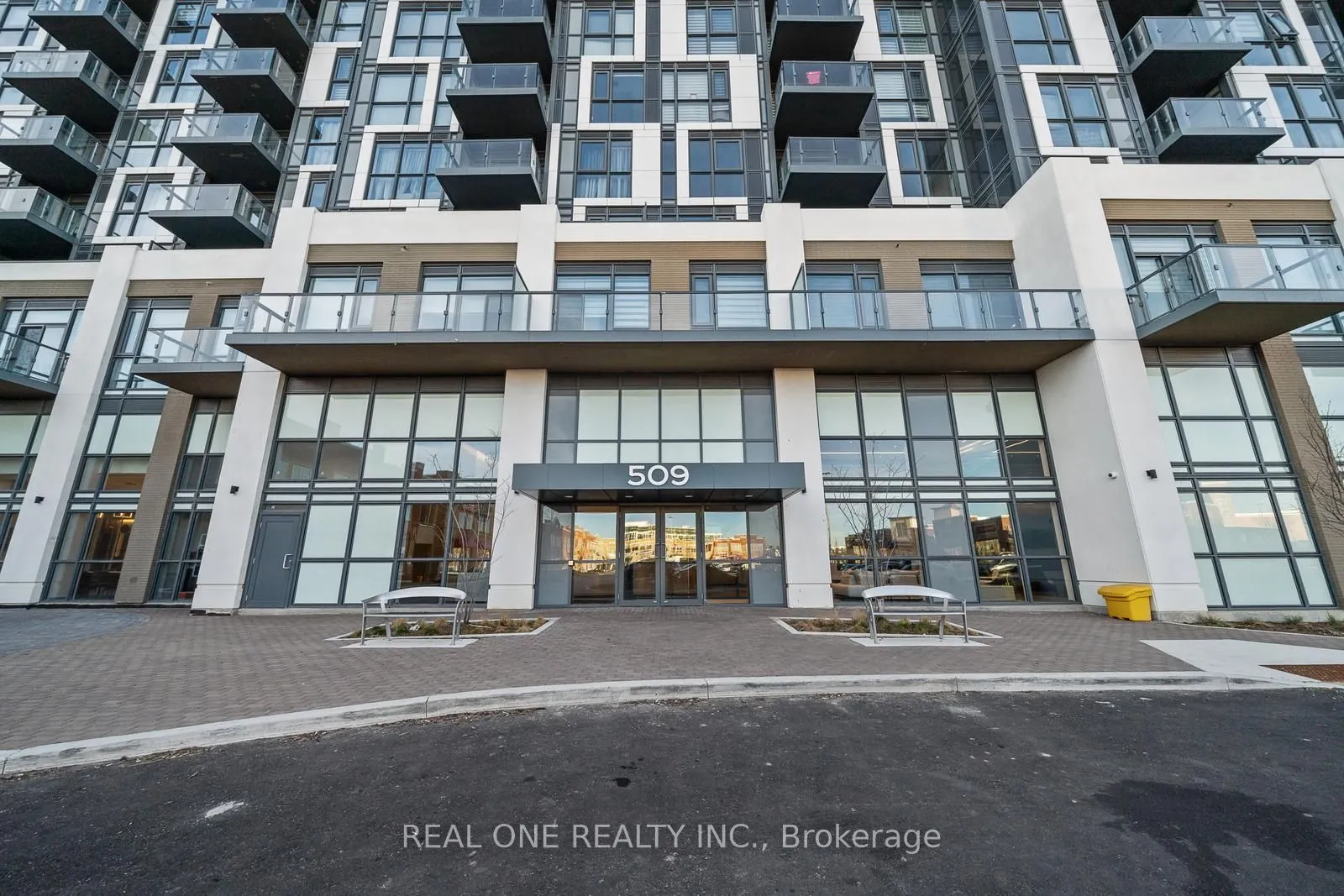 509 Dundas Street W, #814
