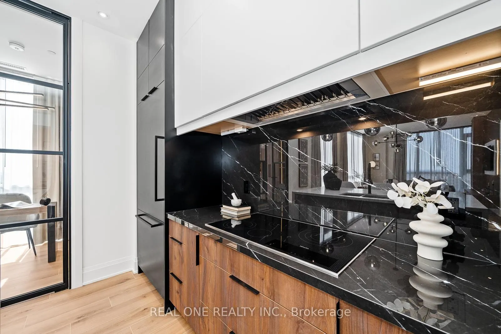 509 Dundas Street W, #814