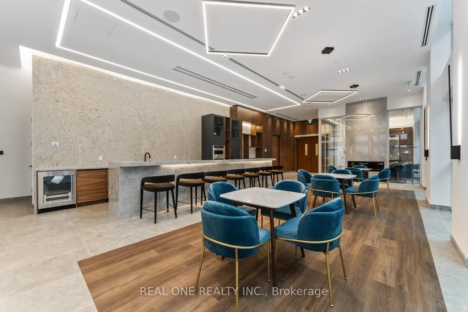 509 Dundas Street W, #814
