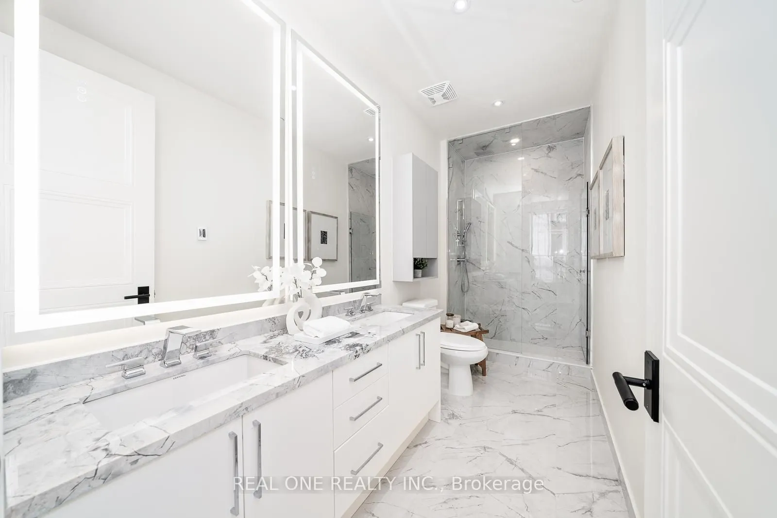 509 Dundas Street W, #814