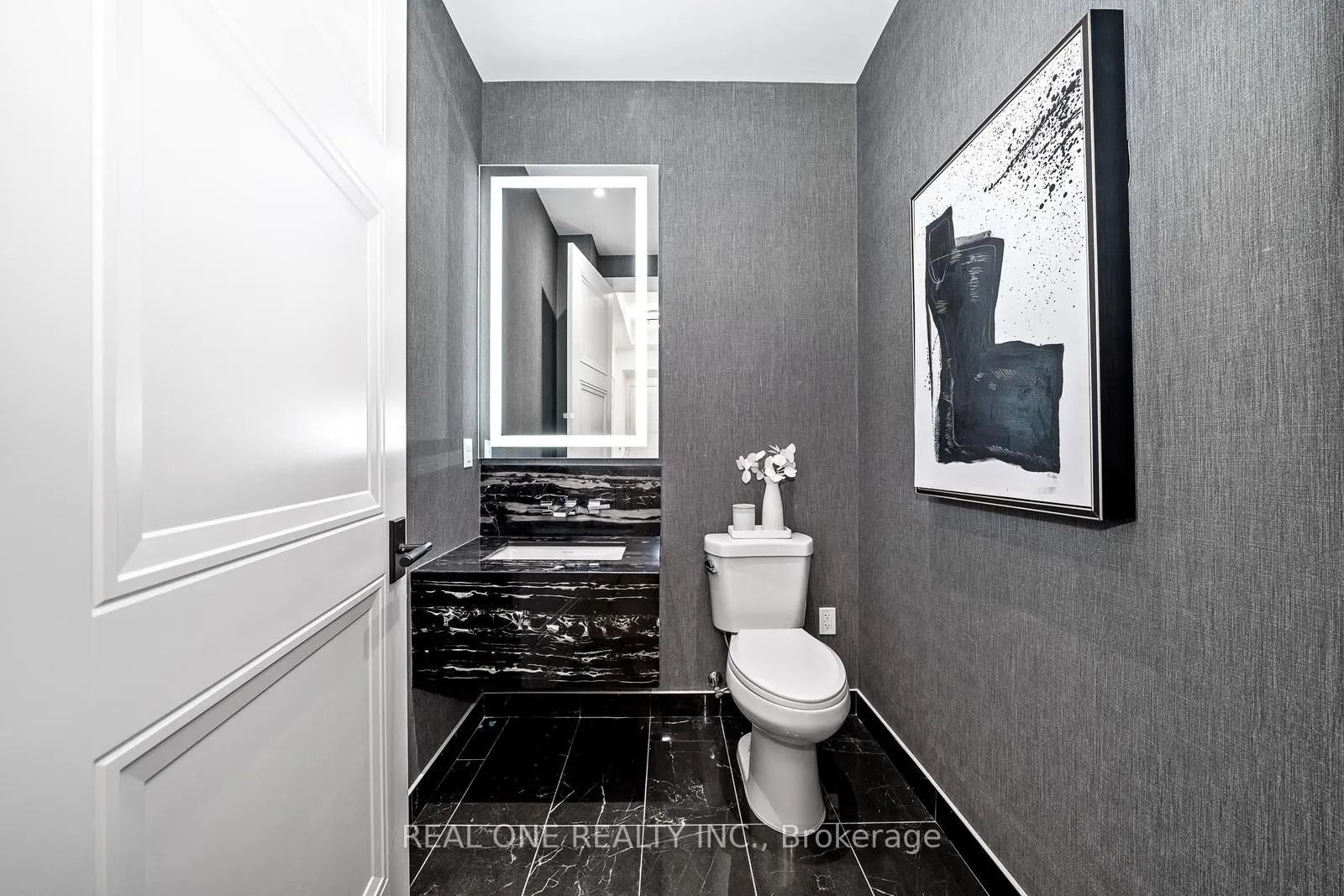 509 Dundas Street W, #814