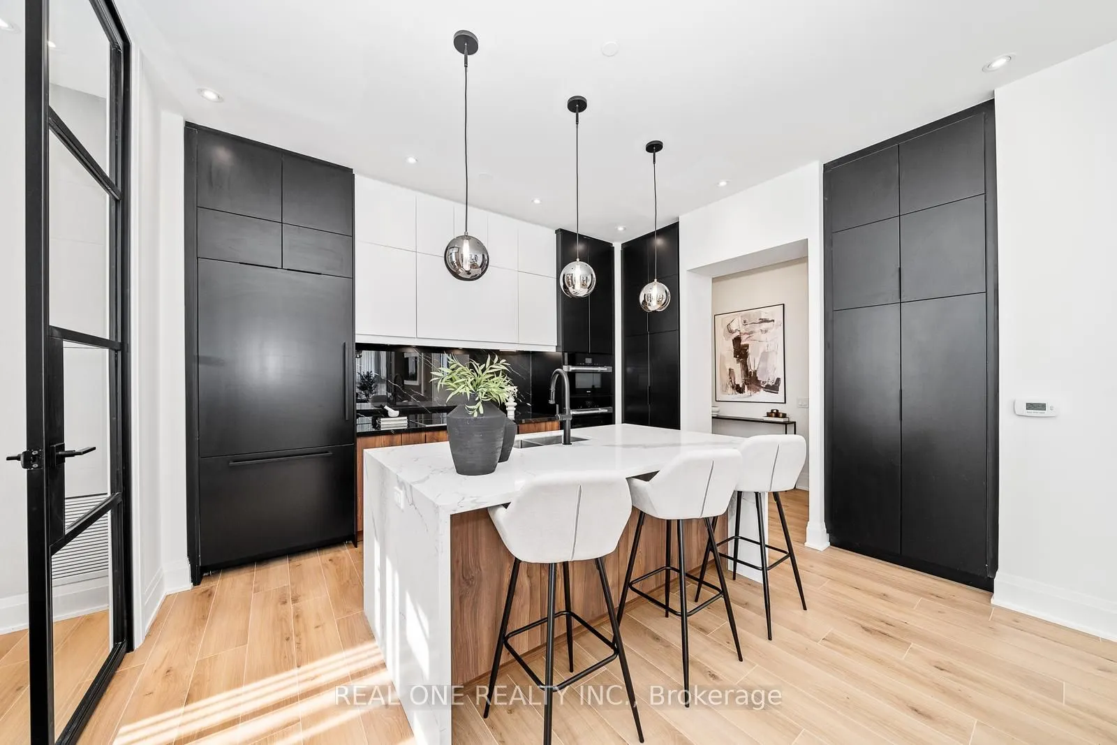 509 Dundas Street W, #814