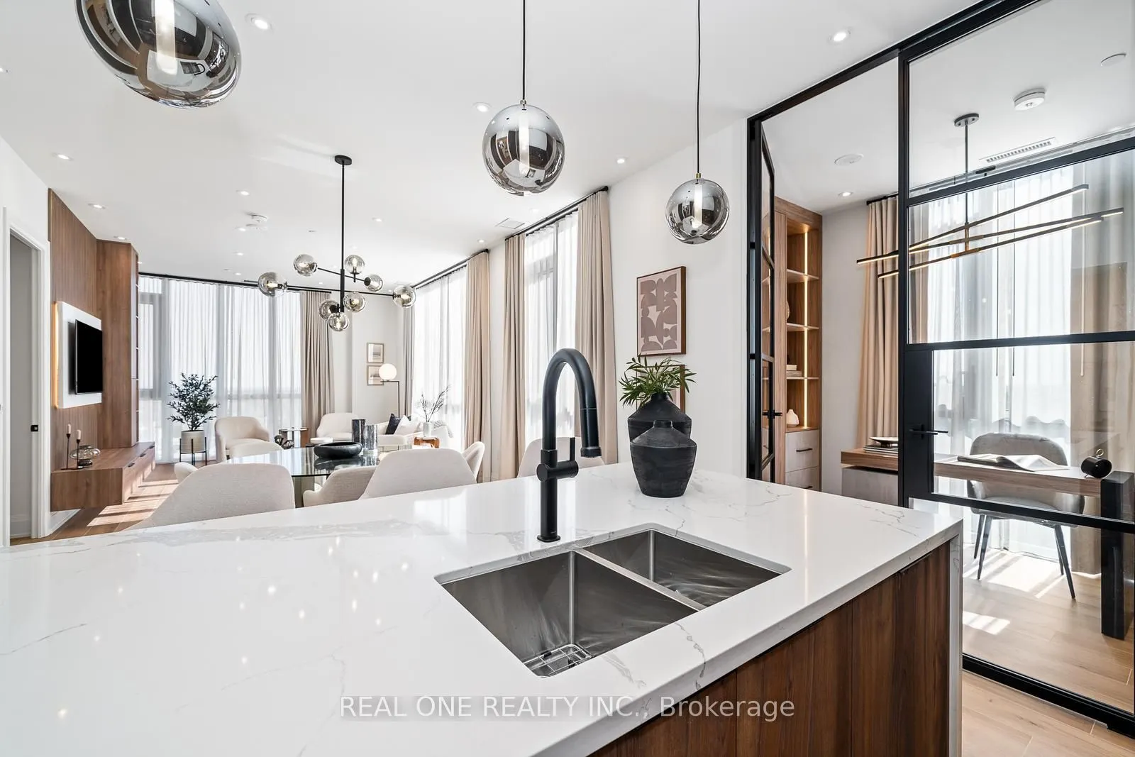 509 Dundas Street W, #814
