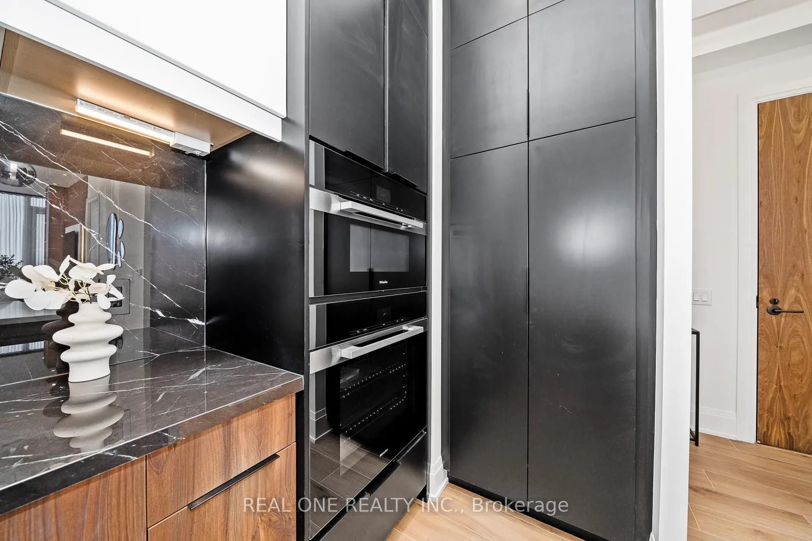 509 Dundas Street W, #814