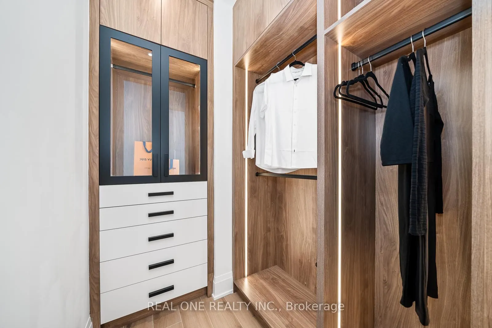 509 Dundas Street W, #814