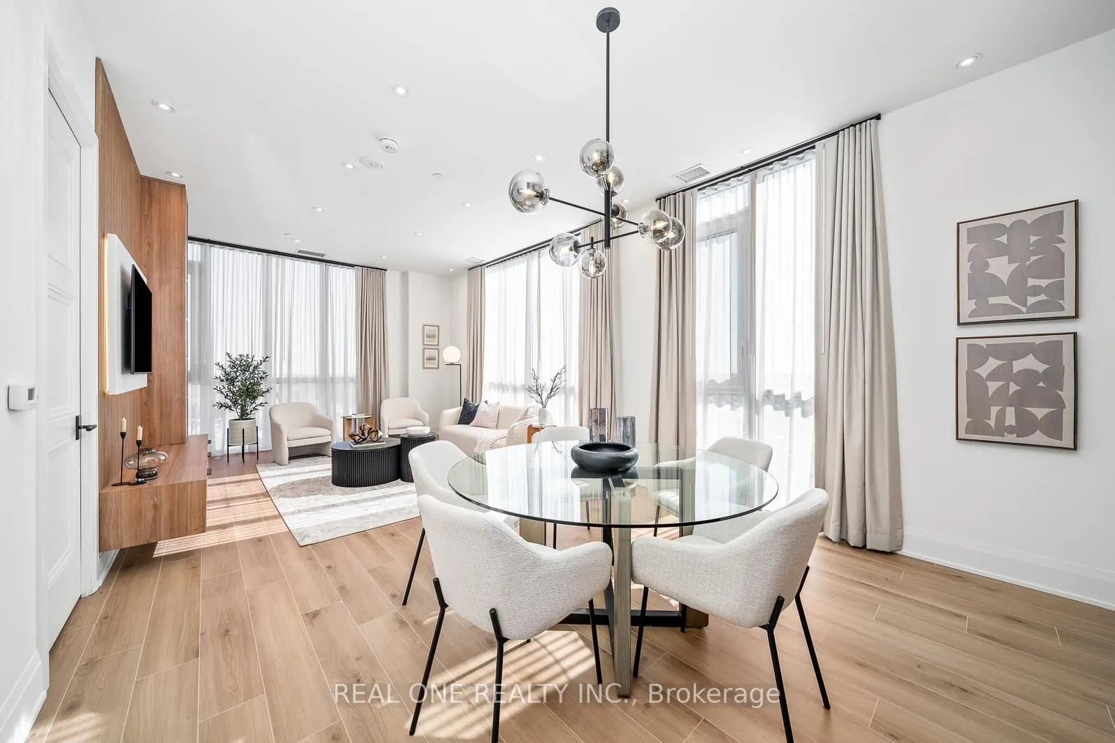 509 Dundas Street W, #814