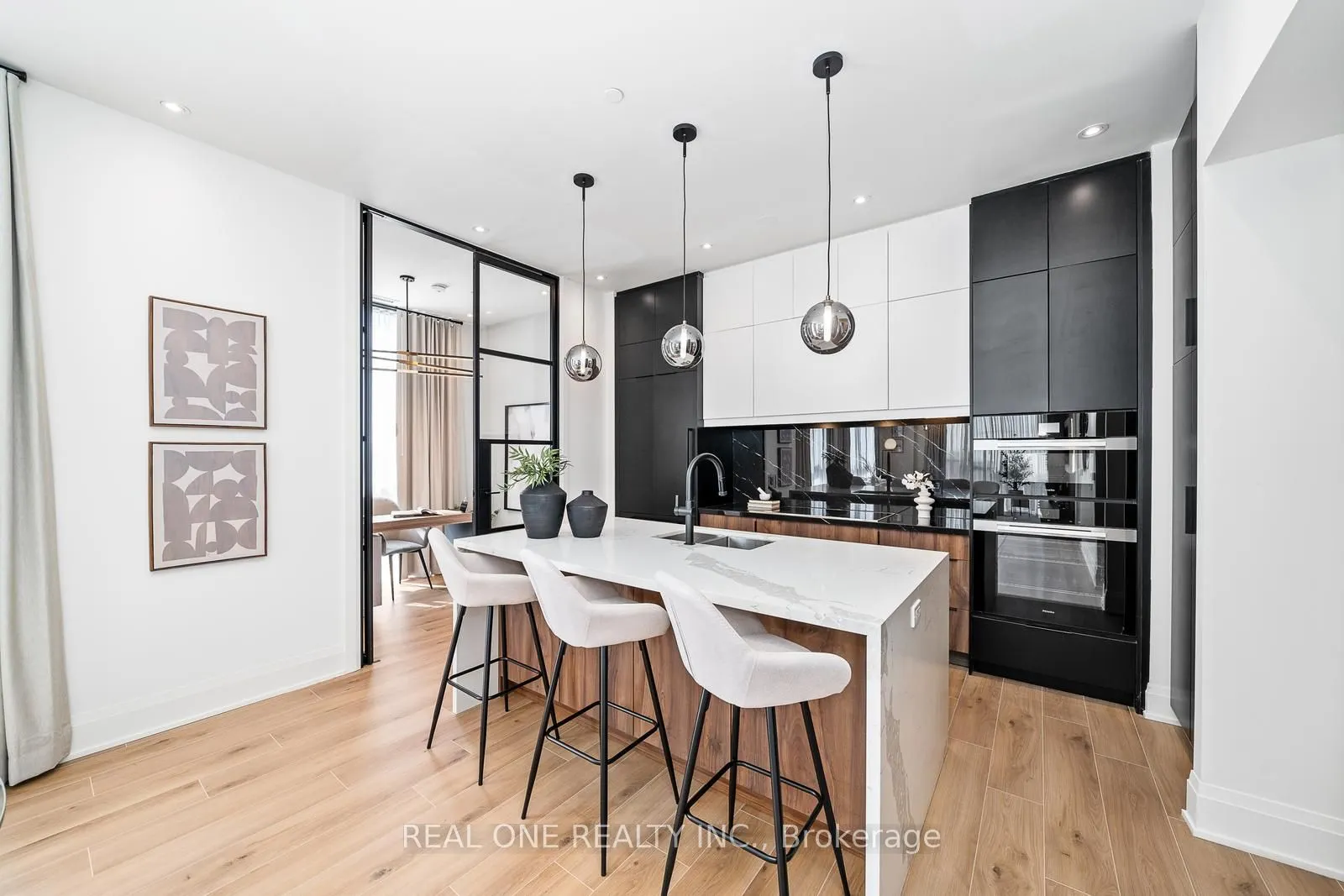 509 Dundas Street W, #814