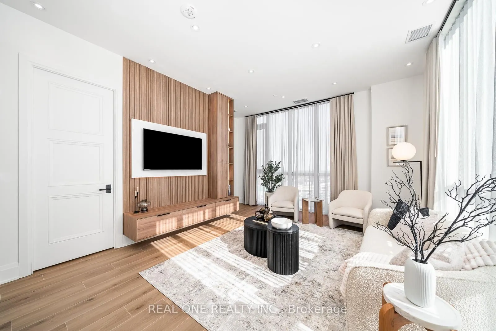 509 Dundas Street W, #814