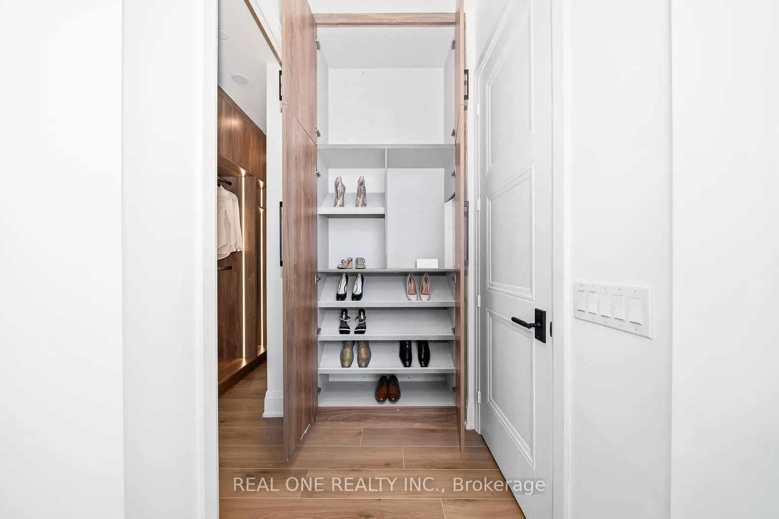 509 Dundas Street W, #814