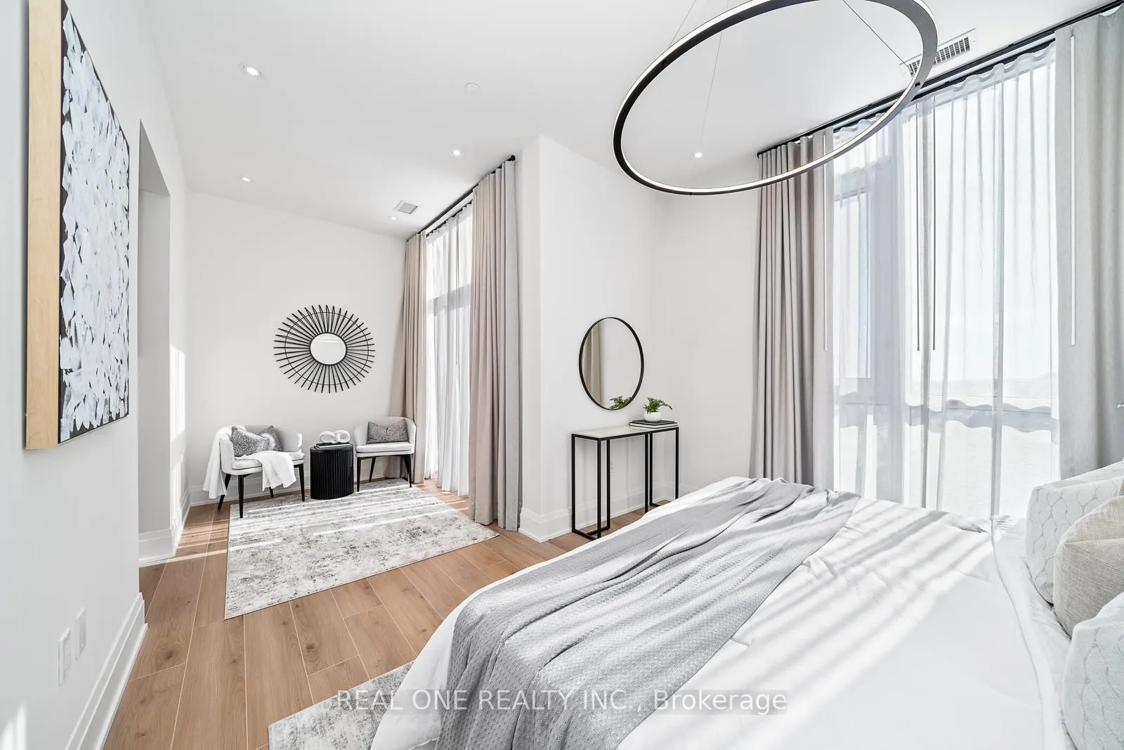 509 Dundas Street W, #814