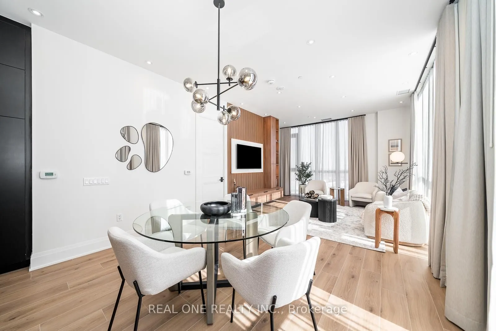 509 Dundas Street W, #814