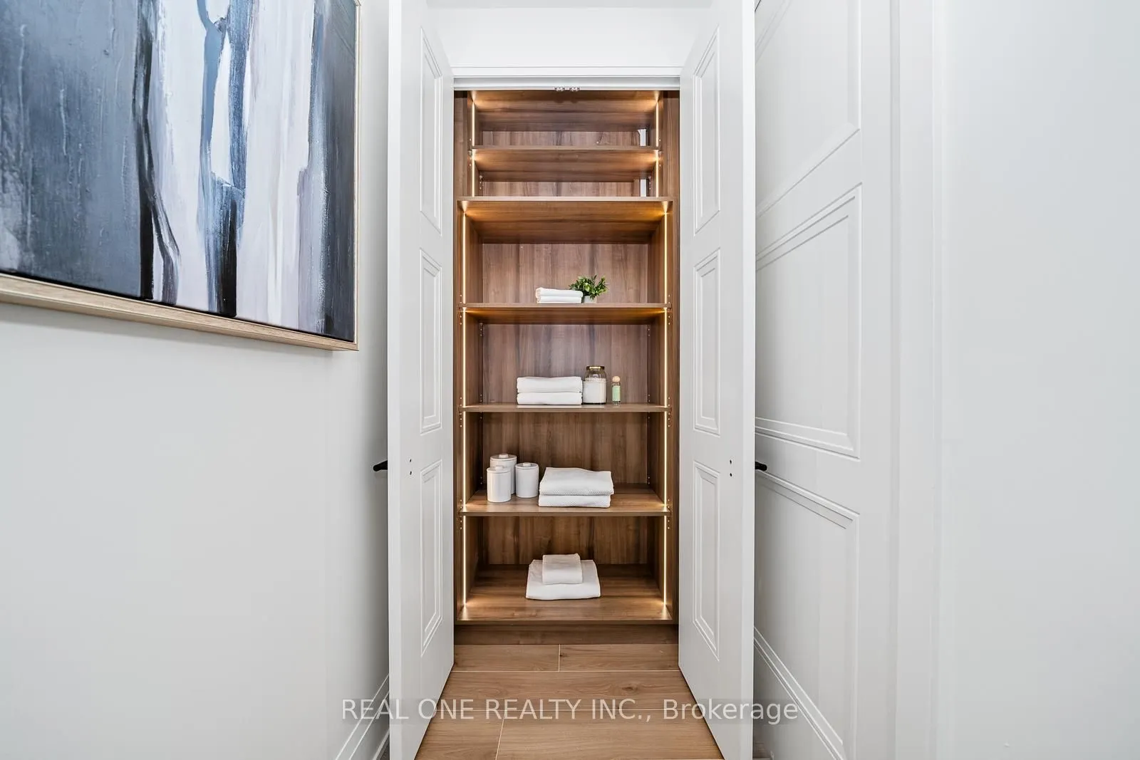 509 Dundas Street W, #814