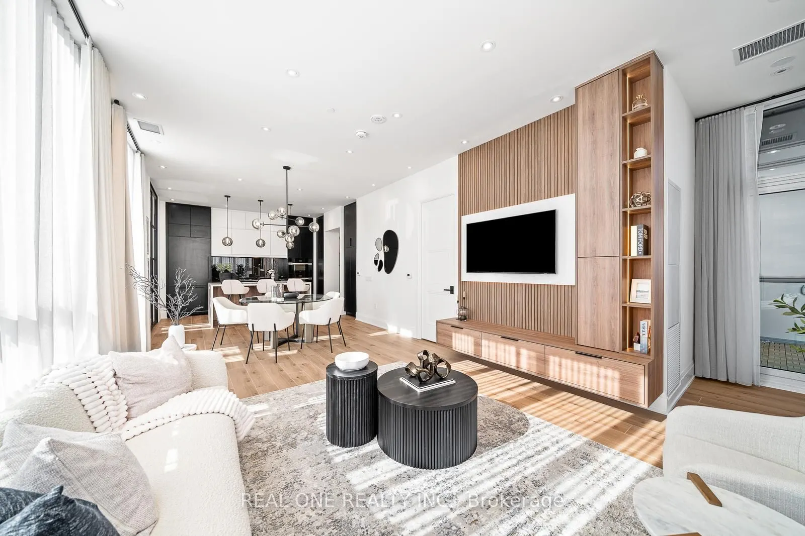 509 Dundas Street W, #814